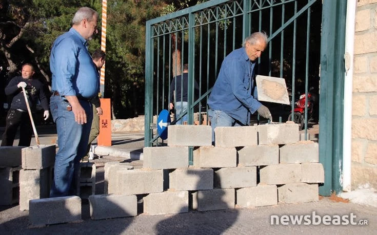 Συγκέντρωση διαμαρτυρίας στο Δρομοκαΐτειο  -«Έχτισαν» την είσοδο με τσιμεντόλιθους